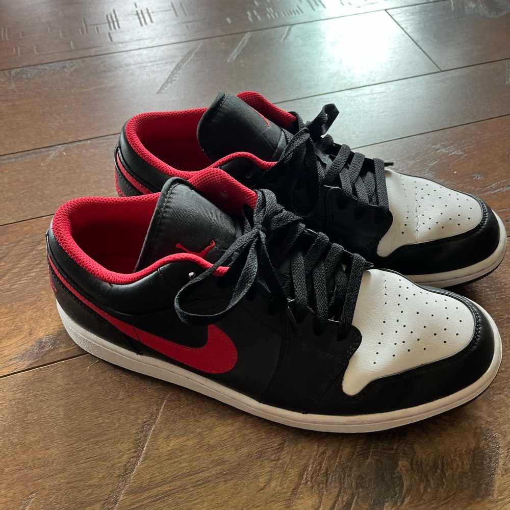 Nike Men's Black, Red, and White Sneakers
